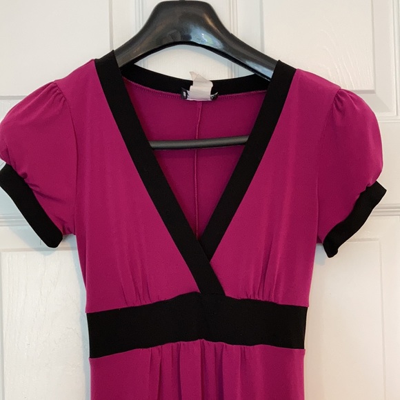 Short Sleeve V-neck Dress - Picture 2 of 8